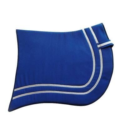 Tapete para selim de cavalo azul com bordas e listras brancas.