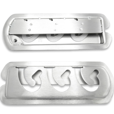 Duas placas de metal prateado com recortes em forma de ganchos