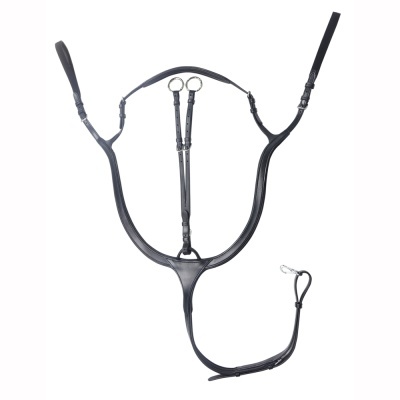 Peitoral de cavalo em pele preta com ferragens metálicas