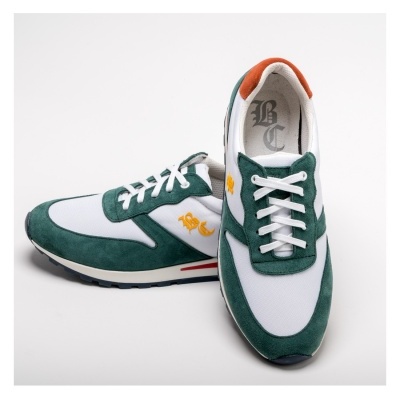 Par de sapatilhas desportivas branco e verde com detalhes laranja e amarelo