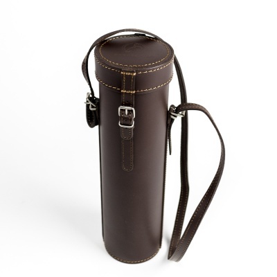 Estojo cilíndrico de couro castanho com alça e fecho de fivela