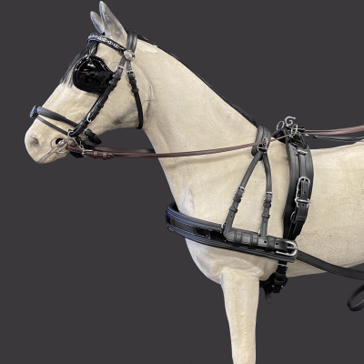 Manequim de cavalo branco com arreio tradicional preto e máscara nos olhos