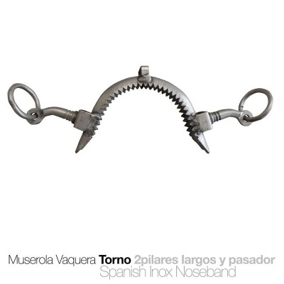 Muserola Vaquera Torno em aço inoxidável com dentes e picos, argolas nas extremidades, texto explicativo em baixo.