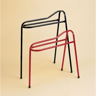 Estruturas metálicas preta e vermelha para suporte com design minimalista