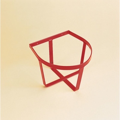 Suporte metálico vermelho em forma geométrica sobre fundo bege