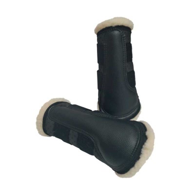 Protetores para patas de cavalo pretos com interior almofadado branco.