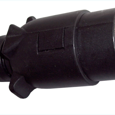 Conector elétrico preto com pinos metálicos dourados