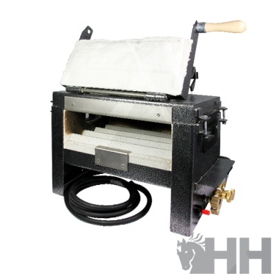 Forno portátil a gás com tampa branca e alça de madeira, estrutura preta metálica e mangueira preta