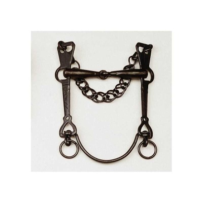 Freio de cavalo em metal escuro com corrente e argolas sobre fundo branco