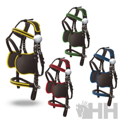 Quatro peitorais para cavalo em couro preto com bordas coloridas e bolas brancas suspensas.