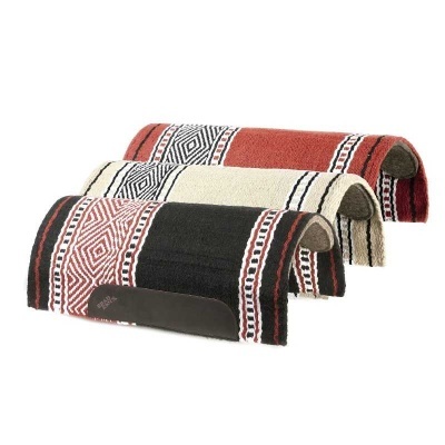 Três mantas de cavalo coloridas em feltro com padrões e reforço em couro