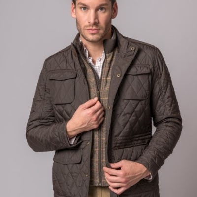 Homem a usar casaco acolchoado castanho escuro com quatro bolsos frontais
