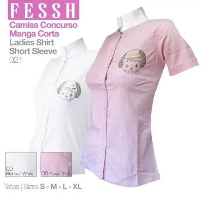 Camisa feminina branca e rosa de manga curta com brasão bordado no peito