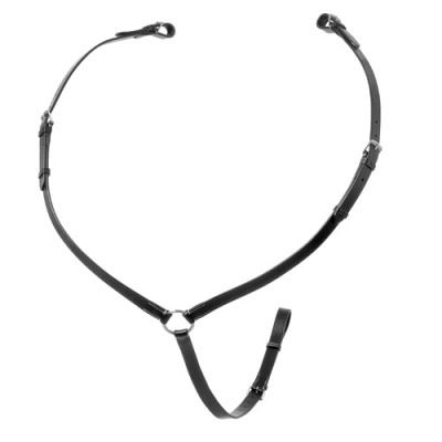 Peitoral de couro preto com fivelas metálicas, formato triangular