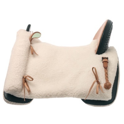 Sela de montaria com almofada branca e tiras de couro castanho