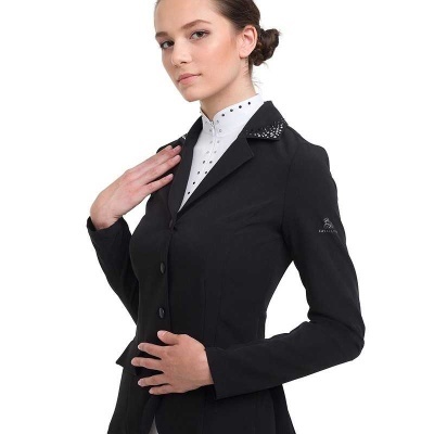 Blazer feminino preto com gola decorada e logo na manga
