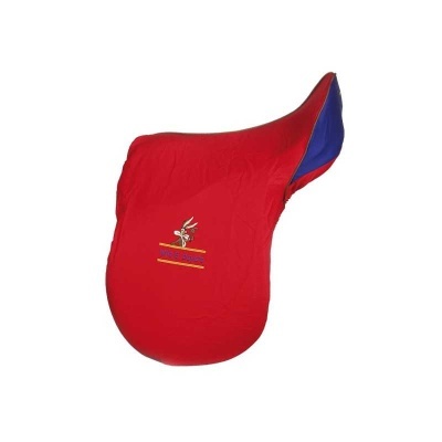 Capa de sela vermelha com bordado de coelho e texto