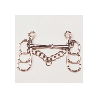 Ferro de equitação em metal prateado com argolas e corrente sobre fundo branco