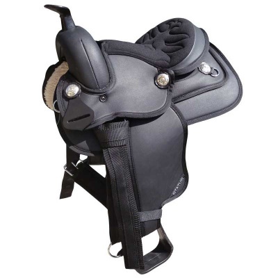 sela preta para equitação com detalhes em metal e almofadado