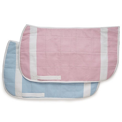 Duas mantas acolchoadas para cavalo, uma rosa e outra azul, com detalhes brancos