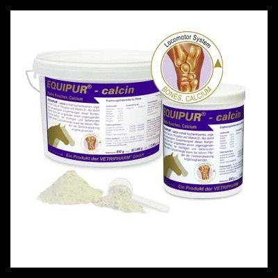 Suplementos EQUIPUR calcin para cavalos, embalagens com rótulos azul e branco, pó branco com colher.