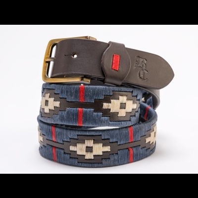 cinto com fivela metálica dourada e padrão geométrico em tecido azul