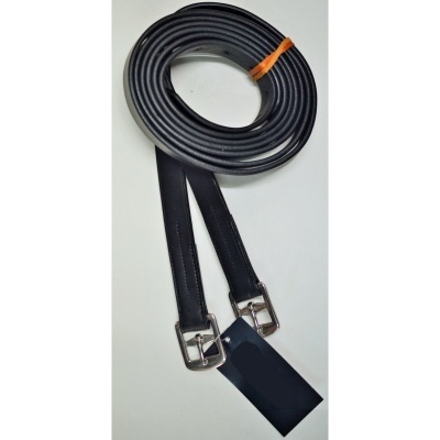 Correia preta de couro sintético com fivelas metálicas