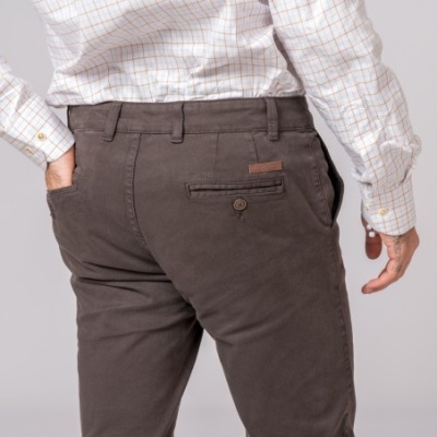 Calças castanhas de tecido com bolso traseiro e camisa branca às quadrículas