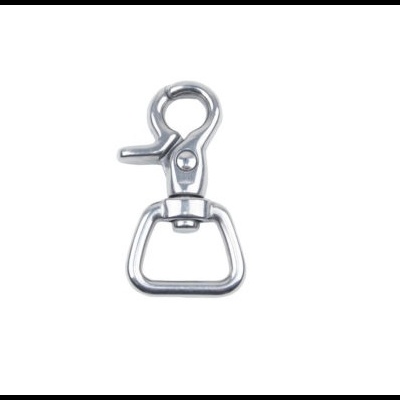 Mosquetão metálico prateado com mola e argola quadrada sobre fundo branco