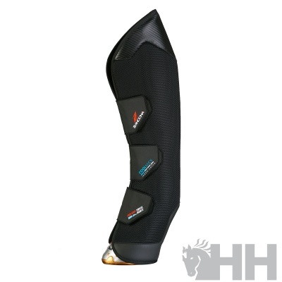 Protetor para perna de cavalo preto com fechos de velcro e etiquetas visíveis em fundo branco.