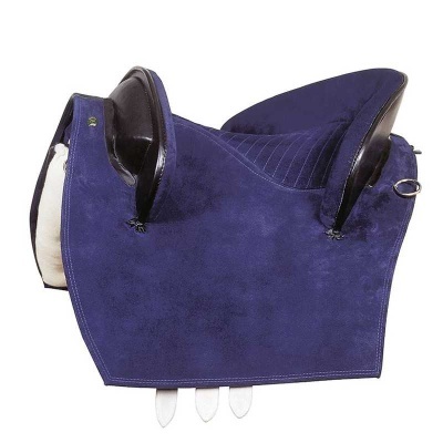 Sela de equitação azul escura com acabamento em couro preto e tiras brancas.