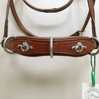 Cabresto de couro castanho com detalhes metálicos prateados e etiqueta branca com cordel verde