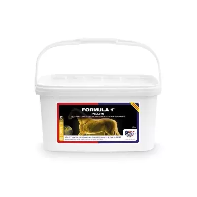 Recipiente branco com tampa e pega contendo pellets para cavalos com rótulo colorido