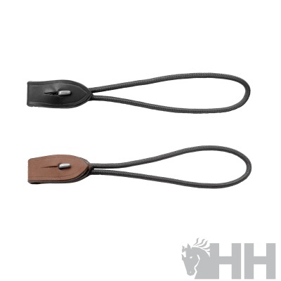 Dois acessórios de alça em pele preta e castanha com cordões pretos e fechos metálicos, sobre fundo branco com logo HH