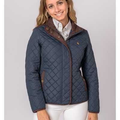 Mulher com casaco acolchoado azul escuro com detalhes castanhos