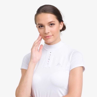 Mulher com camisola branca de manga curta de gola alta com botões e bordado no peito.