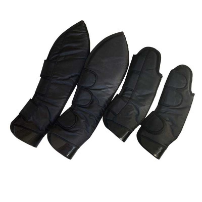 Proteções pretas para cavalo em tecido acolchoado com velcro