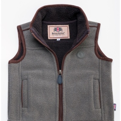Colete polar cinzento com fecho castanho e logo British Cotton