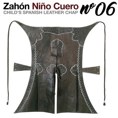 Zahón de couro preto para criança com decoração e tachas metálicas no fundo branco