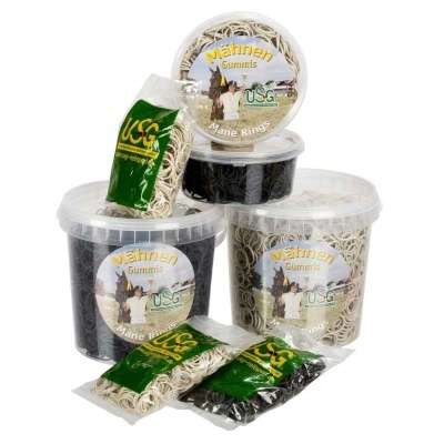 Elásticos para crina de cavalo USG em embalagens de balde e saco com etiqueta verde.