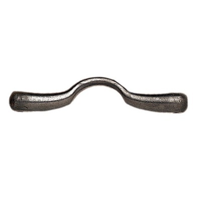 Peça metálica curvada prateada sobre fundo branco