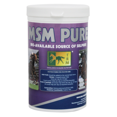 Recipiente de suplemento para cavalos MSM PURE em embalagem roxa com texto e imagens de cavalos