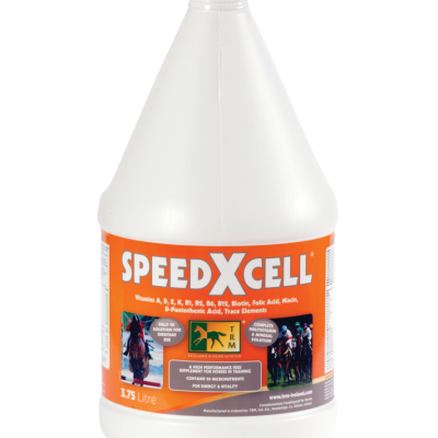 Frasco plástico branco de suplemento SPEEDXCELL 3,75 litros com rótulo laranja e branco.