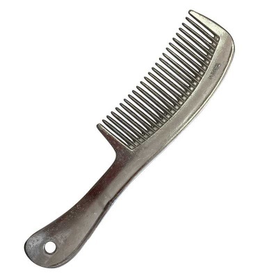 Pente metálico prateado com dentes largos e cabo com orifício