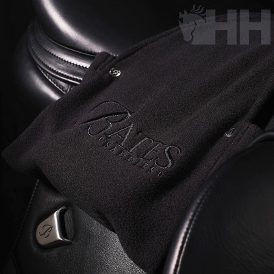 Tecido preto com bordado PALES SADDLERY sobre sela de couro preta