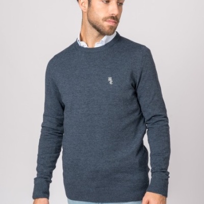 Camisola de malha azul escuro com bordado branco no peito