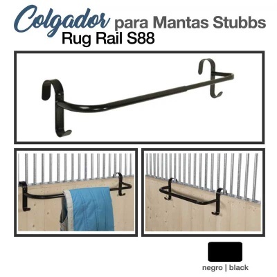 Colgador preto para mantas Stubbs Rug Rail S88 instalado em barras verticais de estábulo