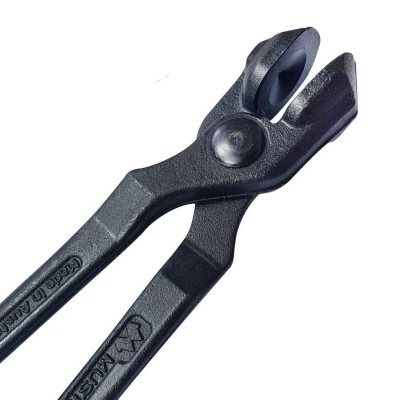 Alicate de metal preto com gravações Made in Austria e MUSTAD sobre fundo branco
