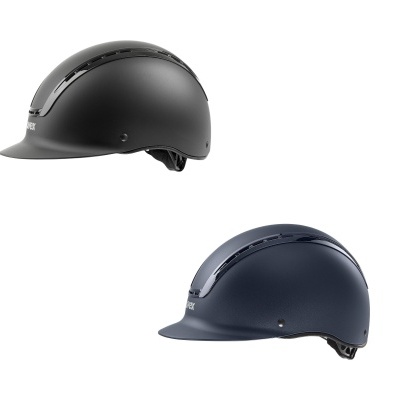 Capacetes de equitação preto e azul escuro com viseira pequena.