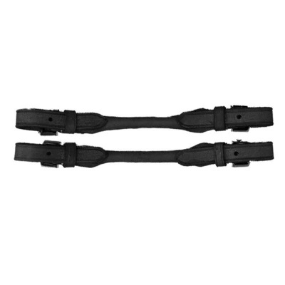 Par de acessórios pretos em couro com fivelas sobre fundo branco.